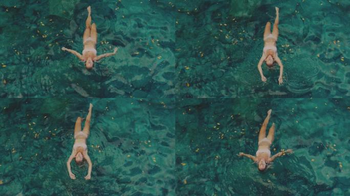 躺在水中的女人游泳池泳装美女比基尼性感仰