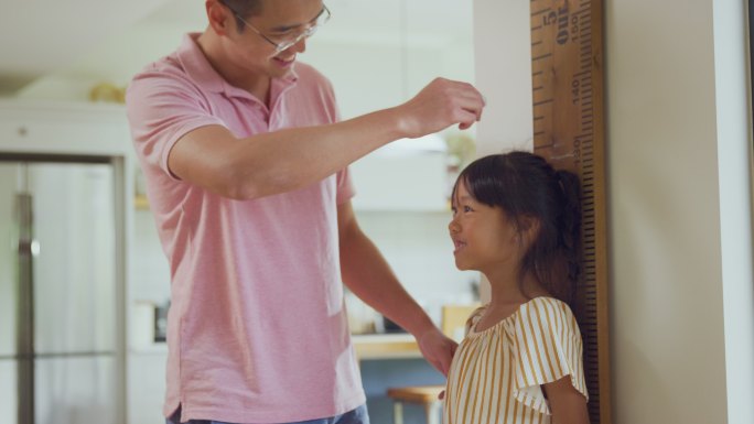 测量身高成长故事量高度父女