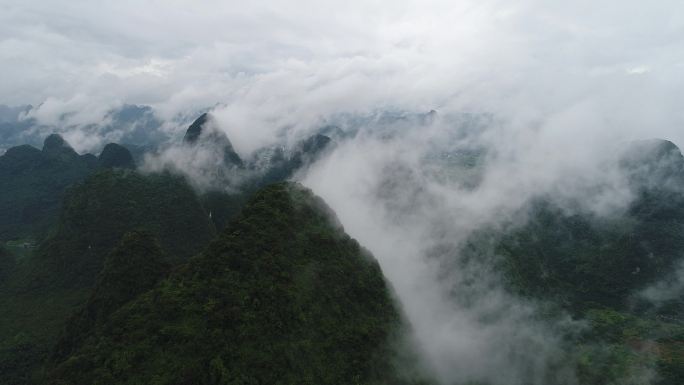 航拍雨后阳朔遇龙河山川云雾