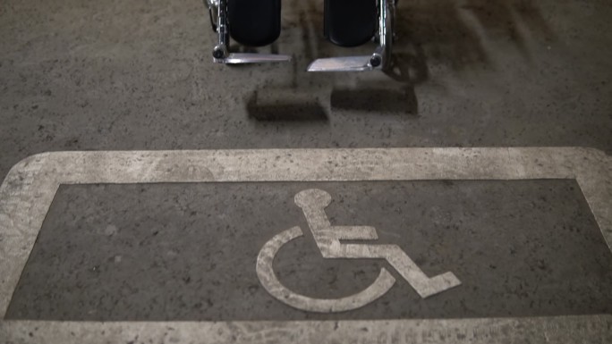 残疾人停车场里有一个空轮椅
