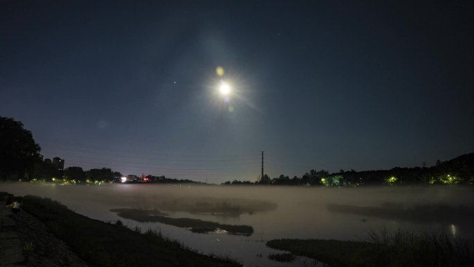 夜景拍摄小河岸边月亮延时河面起雾朦胧