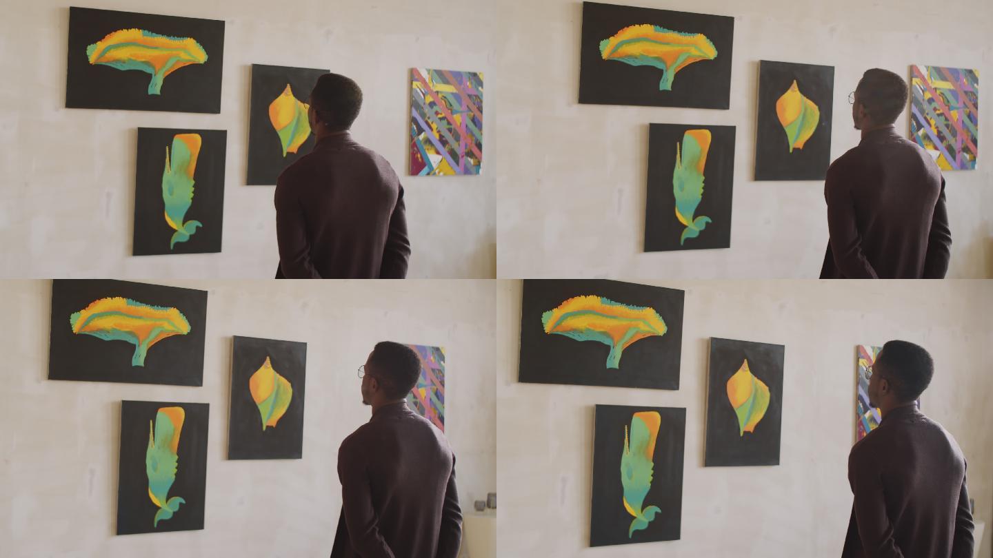 男人在美术馆看抽象画