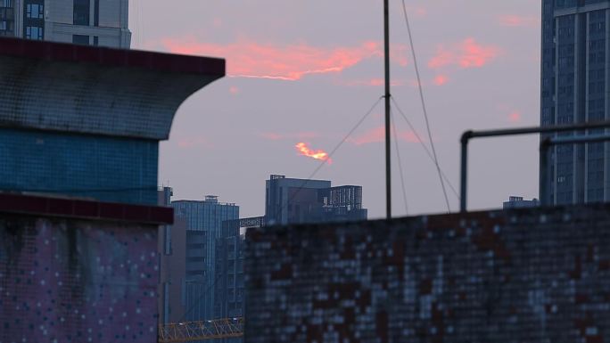 屋顶的日落和夜月