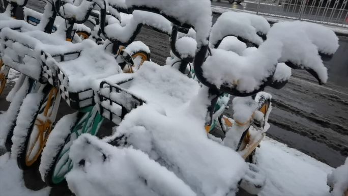 被雪压倒的自行车踩雪声