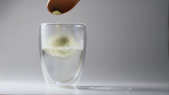 玻璃杯倒水冲泡成人婴幼儿营养绿色牛奶粉
