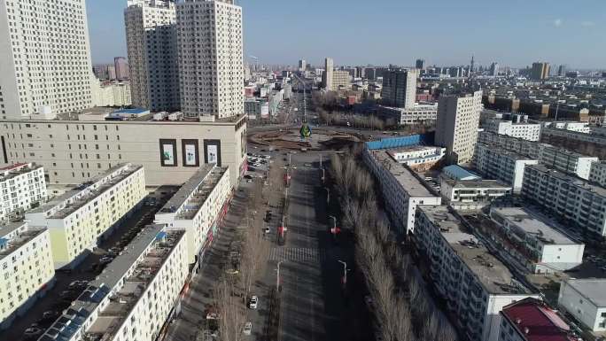 疫情下的城市无人道路城市航拍空城市车流