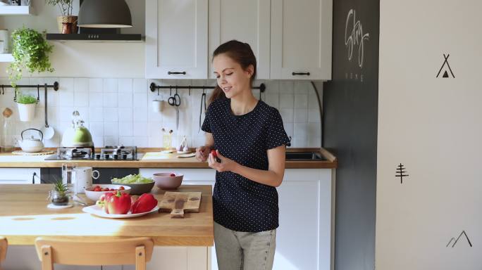 准备食物的女人国外女性外国主妇美国妇女