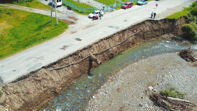 被洪水冲毁的村庄道路