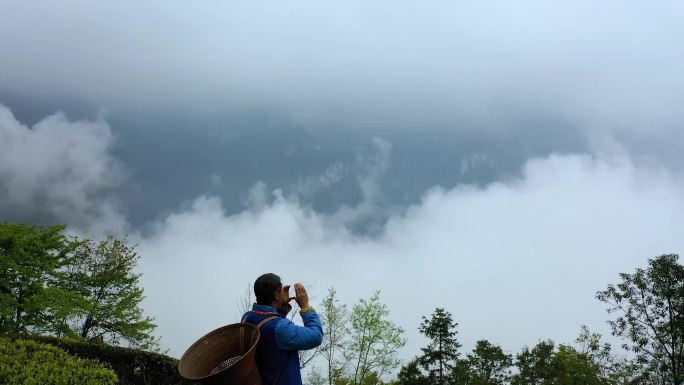 土家族民族老人在云雾缭绕的山中喊山歌