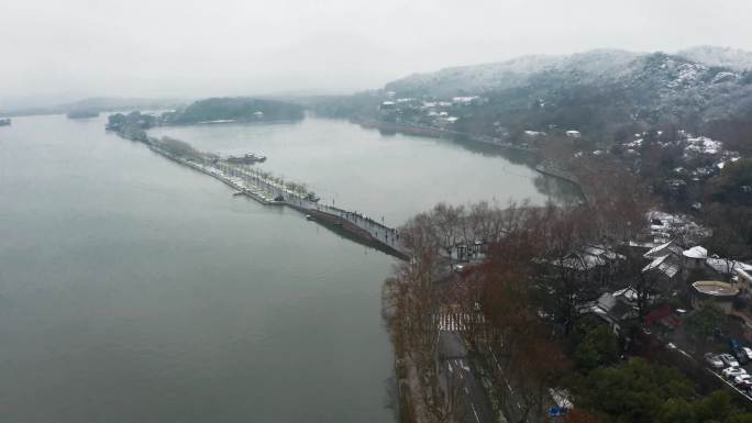 杭州西湖大雪天断桥残雪4K航拍