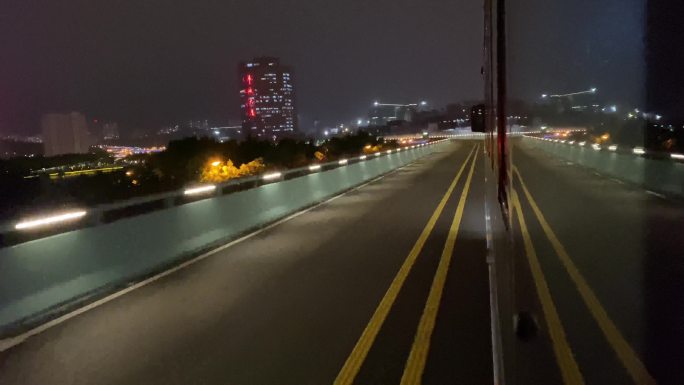 阴雨天的城市交通线
