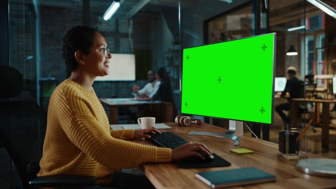 绿色屏幕的电脑企业白领商务投资交流团队打