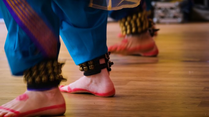 女子舞步跳舞脚步特写少数民族传统文化