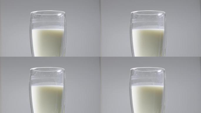 旋转拍摄玻璃杯乳白色承认婴幼儿纯牛奶羊奶