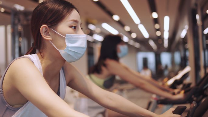 运动中的女人跑步机运动健康生活健身房锻炼
