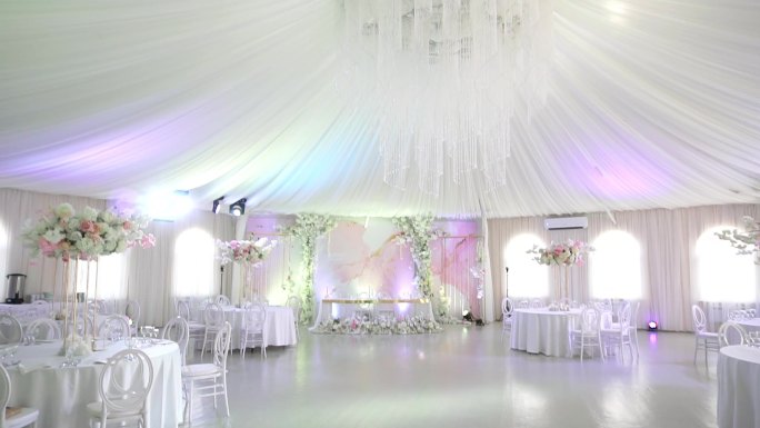 宽敞的白色大房间，用于举行婚礼宴会