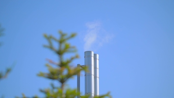 工业烟囱中流出空气污染环保排烟