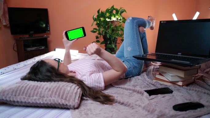 绿色屏幕的手机手机抠绿画面合成躺在床上