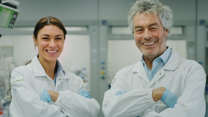 两位微笑着的科学家的肖像