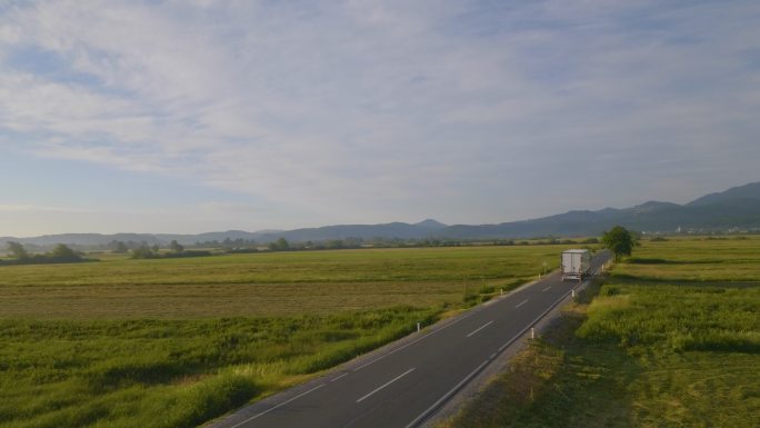 卡车行驶在公路上货车快递乡间小路农村田野