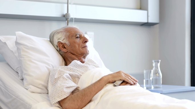 病床上的老人养老退休老年生活治病治疗照顾
