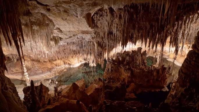 西班牙马略卡岛的德劳奇洞穴