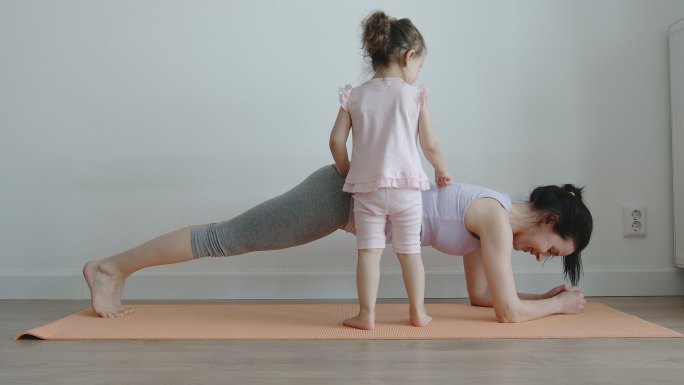 练瑜伽的女人练习可爱婴幼儿