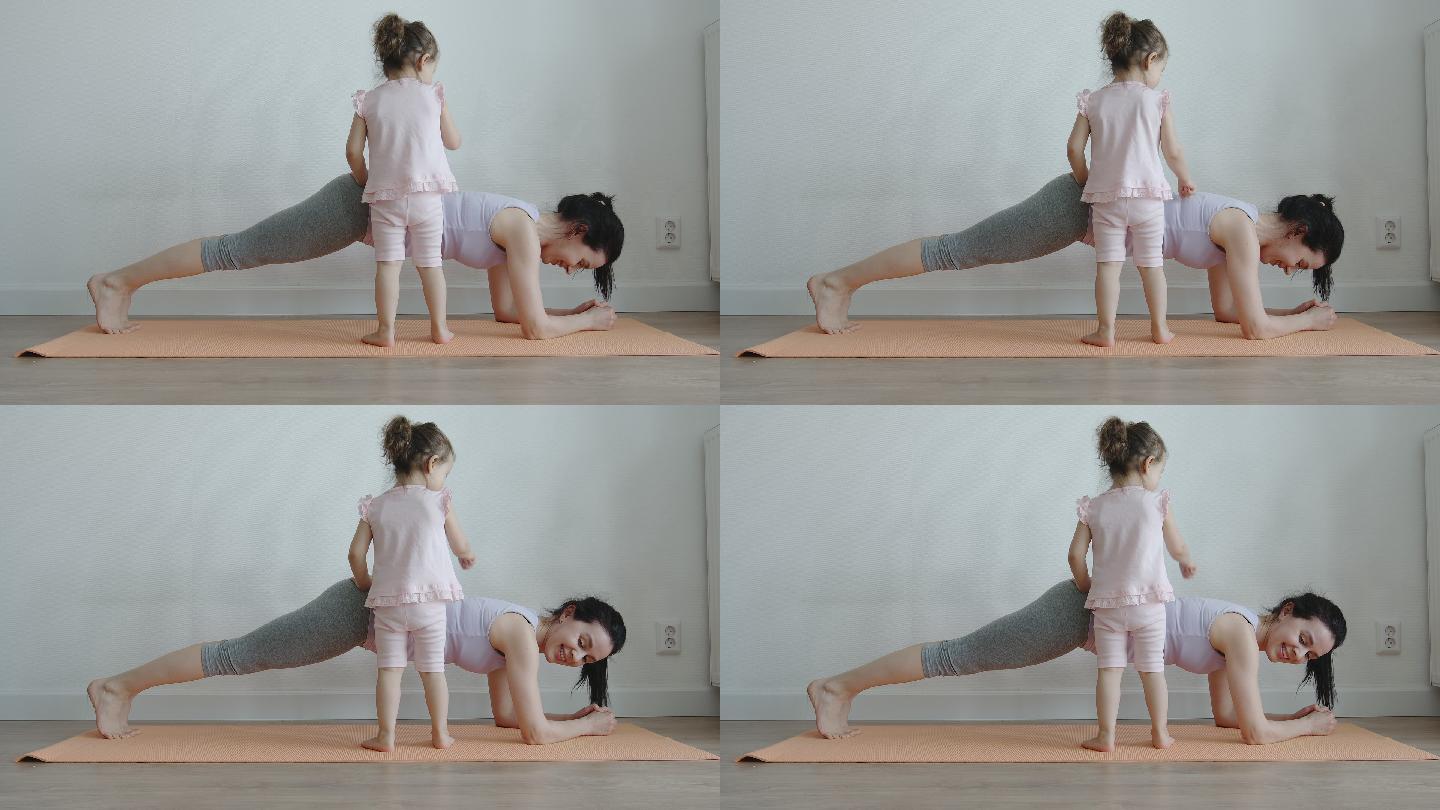 练瑜伽的女人练习可爱婴幼儿
