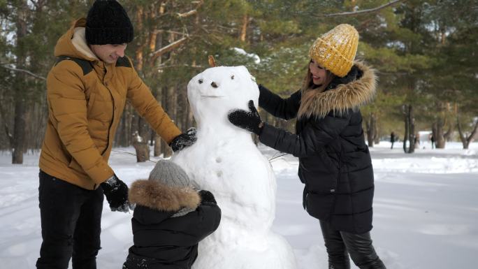 在冬季城市公园堆雪人。