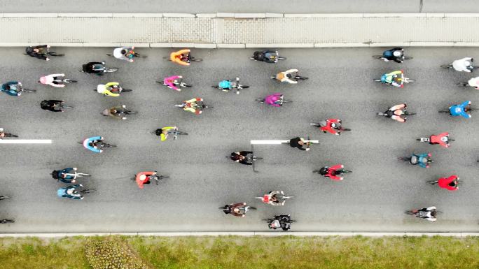 骑自行车的人在宽阔的沥青路面上骑车比赛