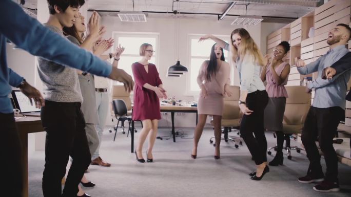 女孩在办公室派对上跳月球漫步舞