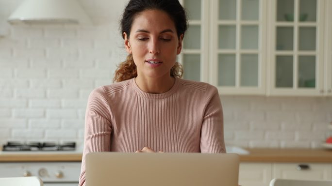 女性在电脑上浏览信息。