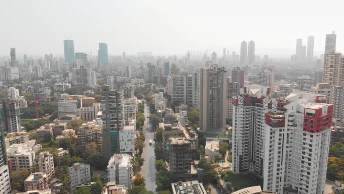 无人机俯瞰孟买市空无一人的道路