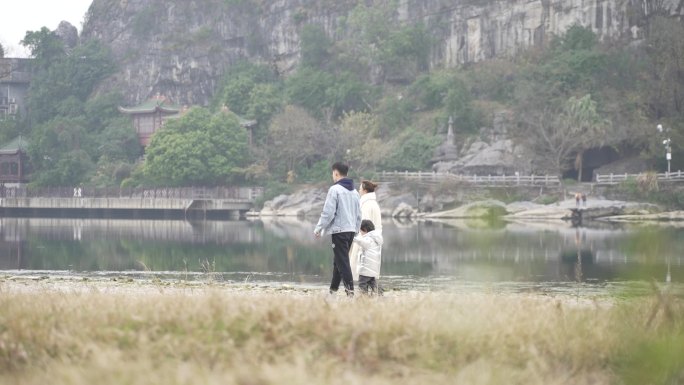桂林漓江边一家人散步