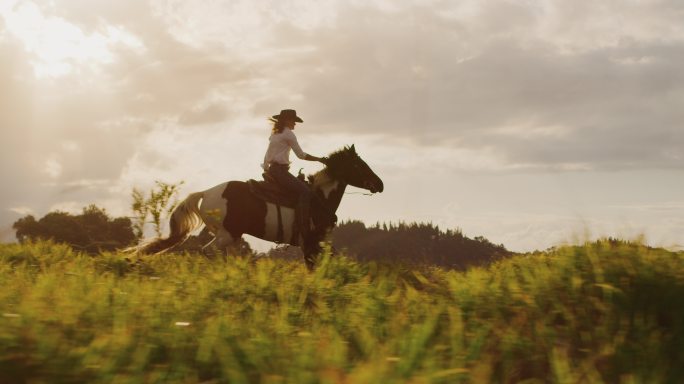 女牛仔骑马外国美女骑马奔跑马术骑马运动