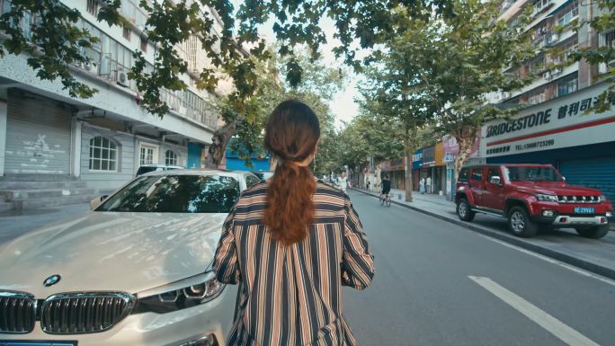 知性女人在街头行走的背影