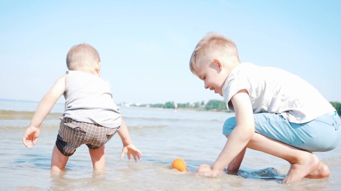 两个小男孩在沙滩上玩耍
