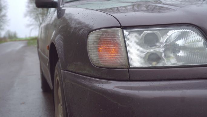 汽车右前黄灯闪烁的特写镜头。