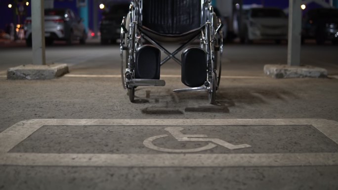 残疾人停车场里有一个空轮椅。