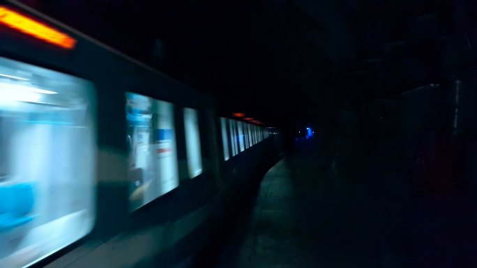 快速地下列车接近火车站站台