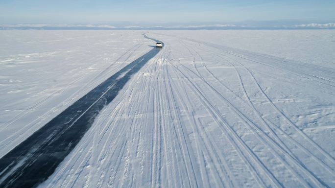 冰上的白色SUV汽车