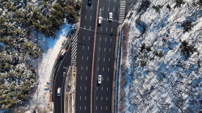 冰雪融化城市马路下雪后交通冬天交通