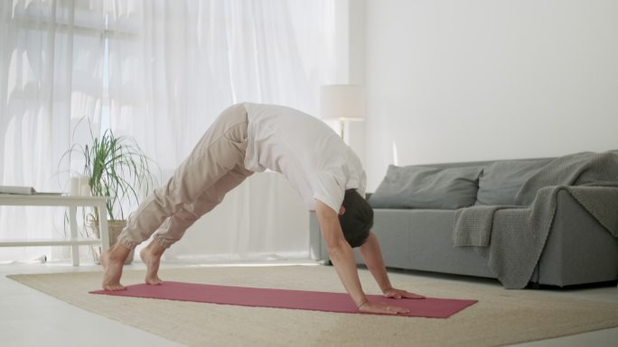 在家练瑜伽的人自然健身塑形瘦身减脂天然生