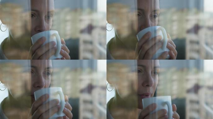 窗边的一个女人正在喝咖啡。