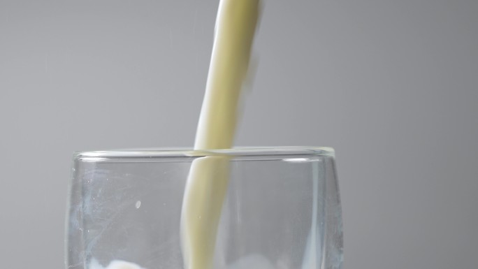 玻璃杯倒高钙速溶牛奶全脂牛奶低脂牛奶羊奶