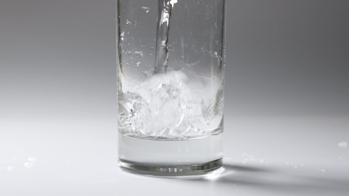 玻璃杯倒水流喝水凉水白酒倒酒准备