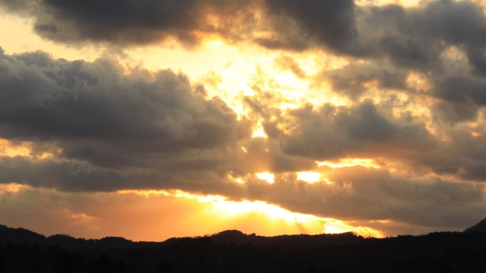 日落和云彩丁达尔效应夕阳太阳下山