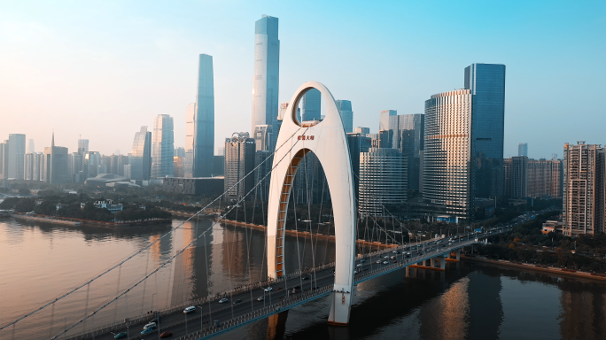 航拍穿越广州猎德大桥珠江新城高速路车流