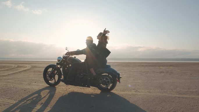 情侣骑着摩托车享受美好时光