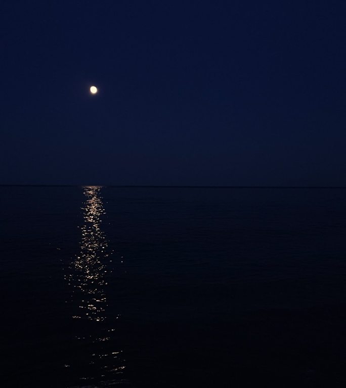 月光下的海水